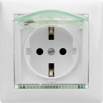 Розетка з заземленням LEGRAND Valena Classic 16А ІР44 з кришкою біла