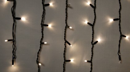 Гирлянда внешняя DELUX ICICLE 75LED 2x0.7m 18 flash теплый белый/черный IP44 EN